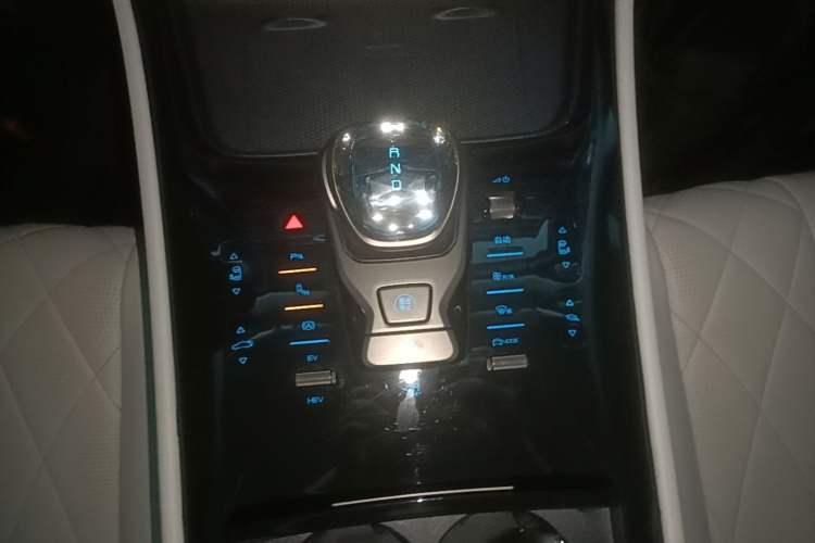 Used Denza D9 2022 DM-i 970 Four-Wheel Drive Prestige Model Gear Lever