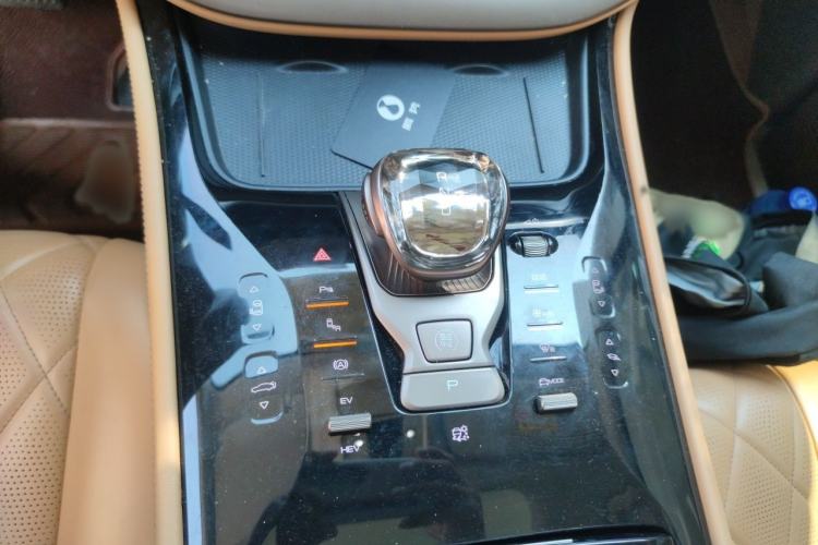 Used Denza D9 2022 DM-i 1040 Prestige Model Gear Lever