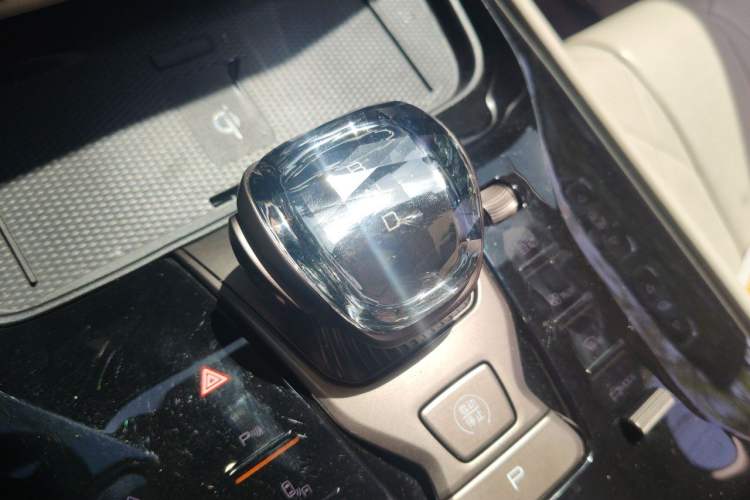 Used Denza D9 2022 DM-i 970 Four-Wheel Drive Prestige Model Gear Lever