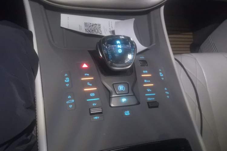 Used Denza D9 2022 DM-i 970 Four-Wheel Drive Prestige Model Gear Lever