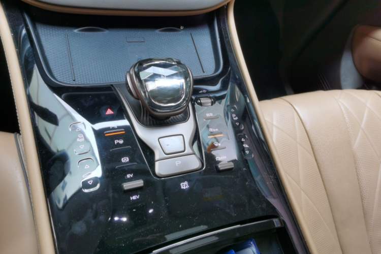 Used Denza D9 2022 DM-i 970 Four-Wheel Drive Flagship Model Gear Lever