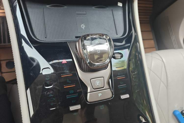 Used Denza D9 2022 DM-i 970 Four-Wheel Drive Prestige Model Gear Lever
