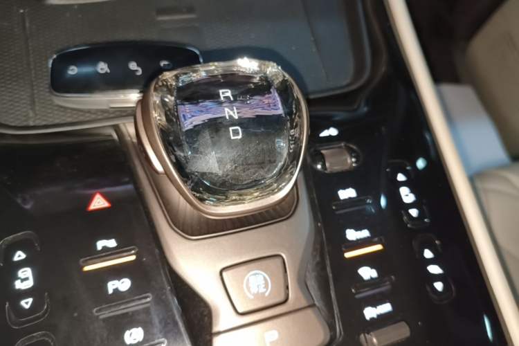 Used Denza D9 2022 DM-i 970 Four-Wheel Drive Flagship Model Gear Lever