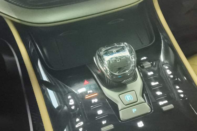 Used Denza D9 2022 DM-i 970 Four-Wheel Drive Flagship Model Gear Lever