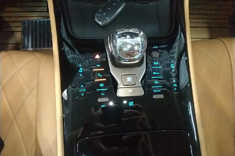 Used Denza D9 2022 DM-i 970 Four-Wheel Drive Prestige Model Gear Lever