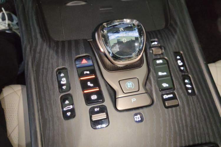 Used Denza D9 2022 DM-i 970 Four-Wheel Drive Prestige Model Gear Lever