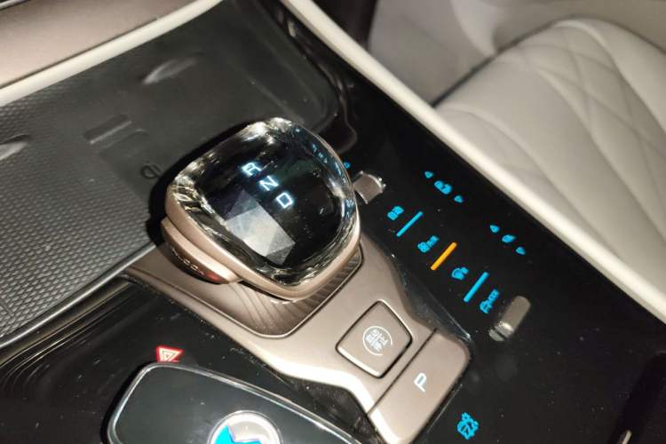 Used Denza D9 2022 DM-i 970 Four-Wheel Drive Flagship Model Gear Lever