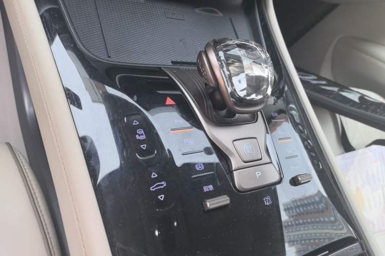 Used Denza D9 2022 EV 600 Four-Wheel Drive Flagship Model Gear Lever