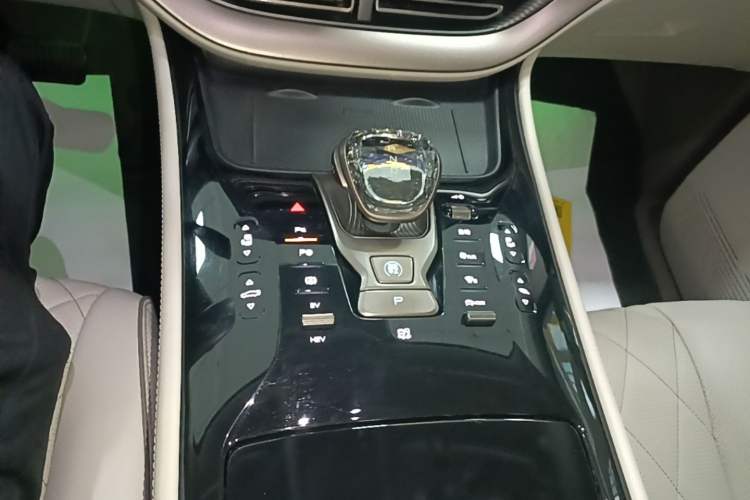 Used Denza D9 2022 DM-i 970 Four-Wheel Drive Flagship Model Gear Lever