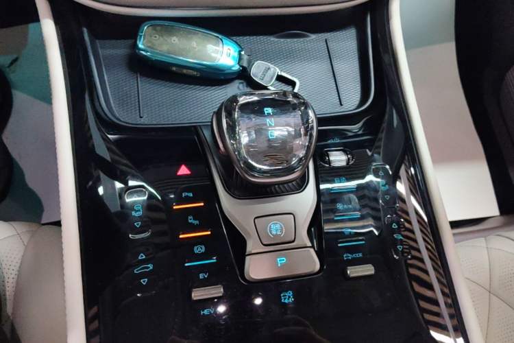 Used Denza D9 2022 DM-i 970 Four-Wheel Drive Prestige Model Gear Lever