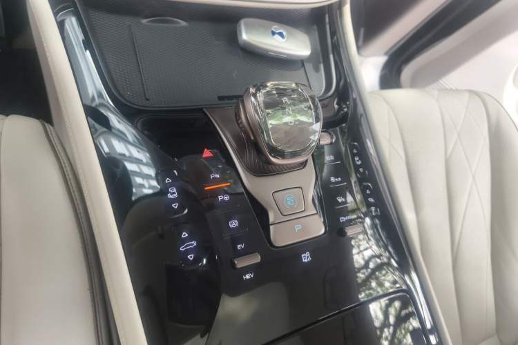 Used Denza D9 2022 DM-i 970 Four-Wheel Drive Flagship Model Gear Lever