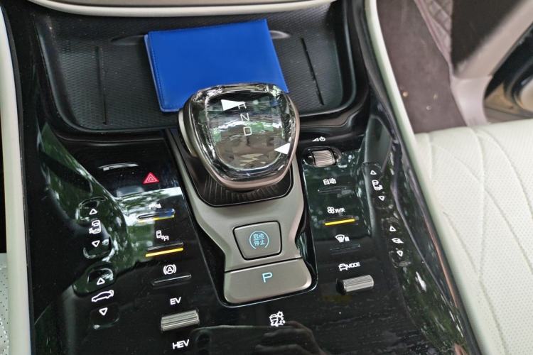 Used Denza D9 2022 DM-i 1040 Prestige Model Gear Lever