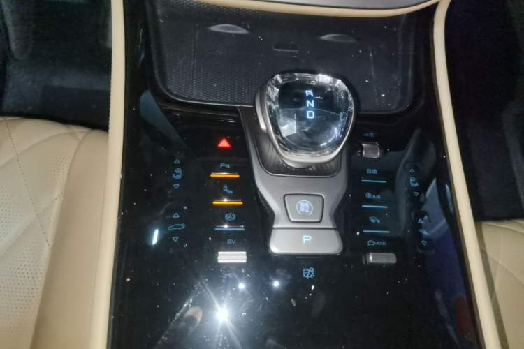 Used Denza D9 2022 DM-i 970 Four-Wheel Drive Prestige Model Gear Lever