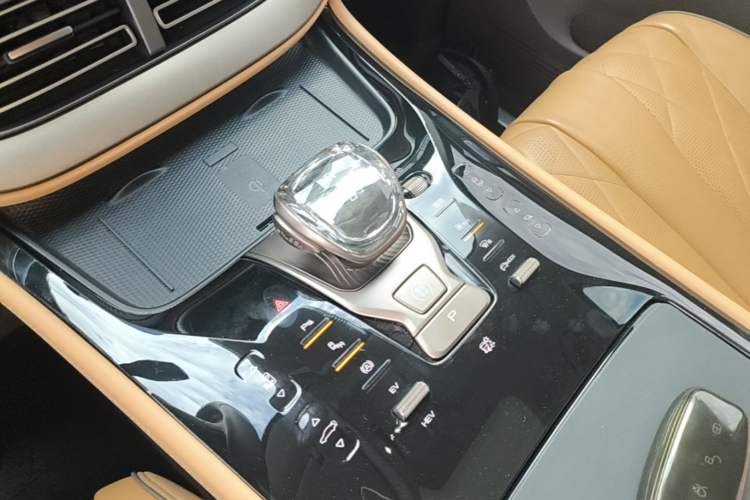 Used Denza D9 2022 DM-i 970 Four-Wheel Drive Prestige Model Gear Lever