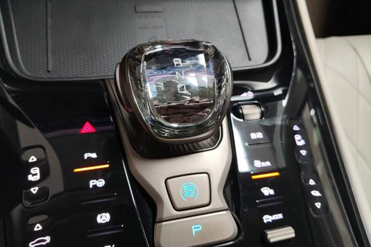 Used Denza D9 2022 DM-i 970 Four-Wheel Drive Flagship Model Gear Lever