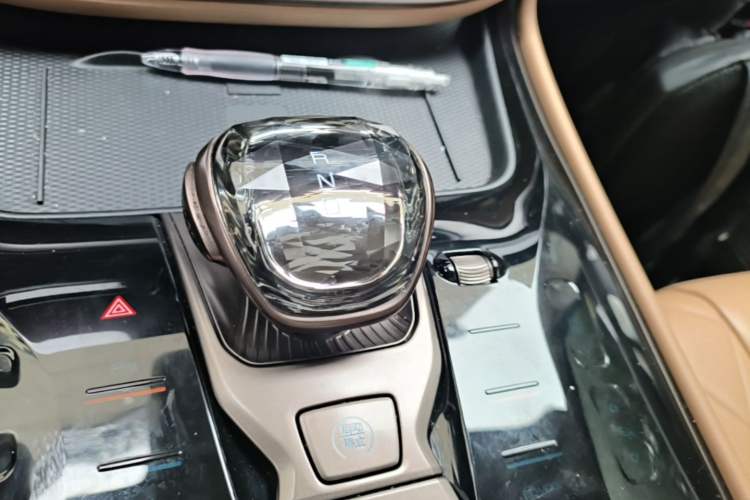 Used Denza D9 2022 DM-i 970 Four-Wheel Drive Flagship Model Gear Lever