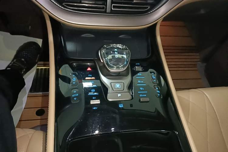 Used Denza D9 2022 DM-i 970 Four-Wheel Drive Flagship Model Gear Lever