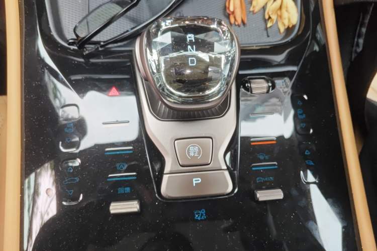 Used Denza D9 2022 EV 600 Four-Wheel Drive Flagship Model Gear Lever