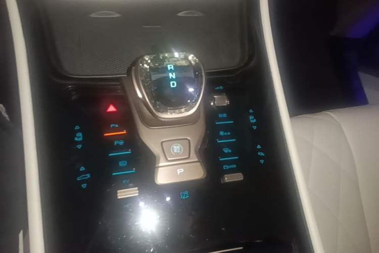 Used Denza D9 2022 DM-i 970 Four-Wheel Drive Flagship Model Gear Lever