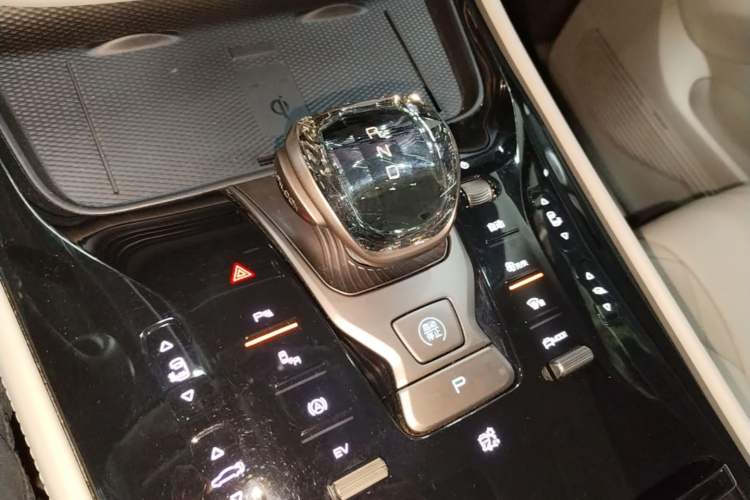 Used Denza D9 2022 DM-i 970 Four-Wheel Drive Prestige Model Gear Lever
