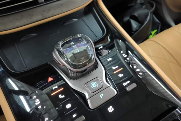 Used Denza D9 2022 DM-i 970 Four-Wheel Drive Prestige Model Gear Lever
