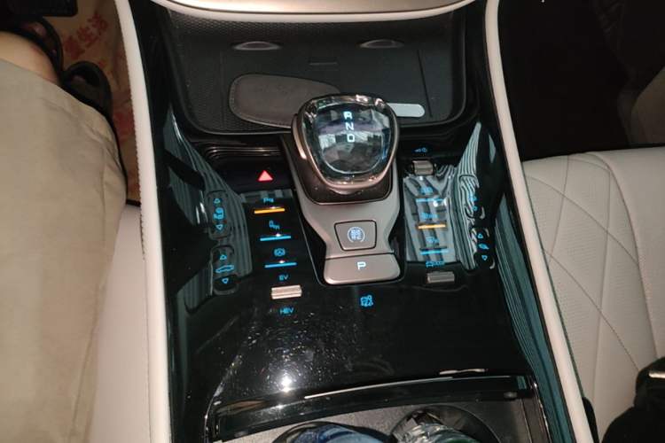 Used Denza D9 2022 DM-i 970 Four-Wheel Drive Prestige Model Gear Lever