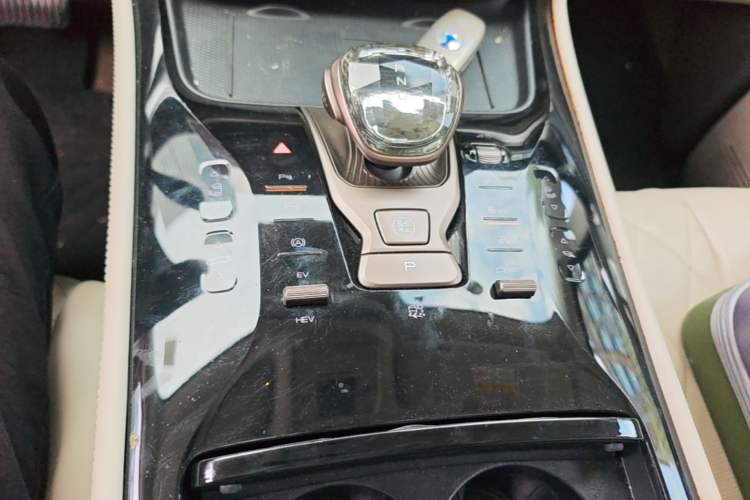 Used Denza D9 2022 DM-i 970 Four-Wheel Drive Flagship Model Gear Lever