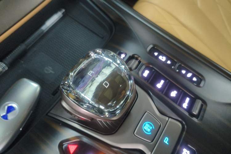 Used Denza D9 2022 DM-i 1040 Prestige Model Gear Lever