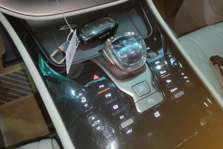 Used Denza D9 2022 DM-i 970 Four-Wheel Drive Flagship Model Gear Lever