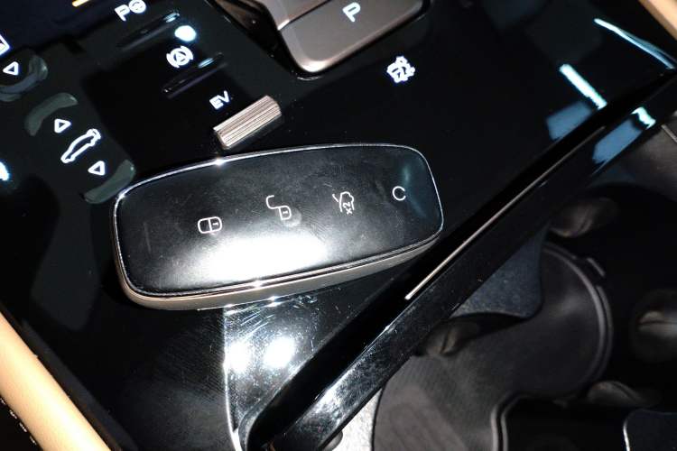 Used Denza D9 2022 DM-i 970 Four-Wheel Drive Flagship Model Interior 1