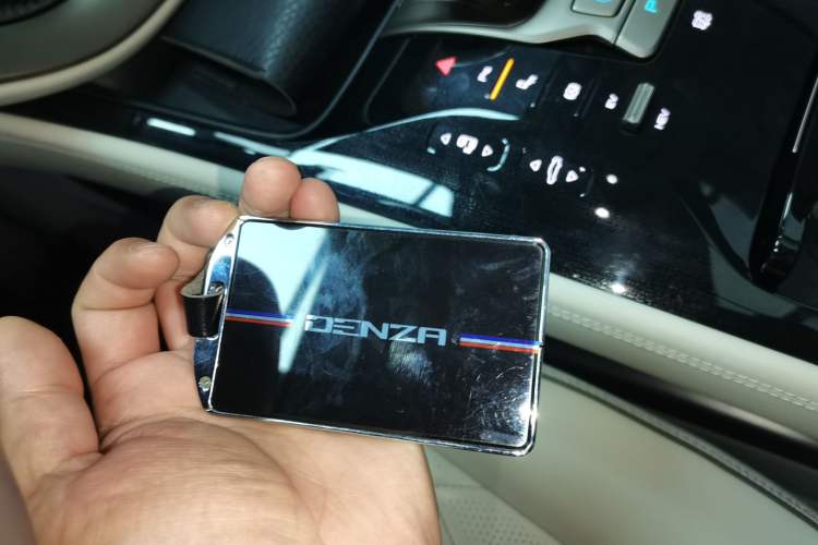 Used Denza D9 2022 DM-i 1040 Prestige Model Interior 1