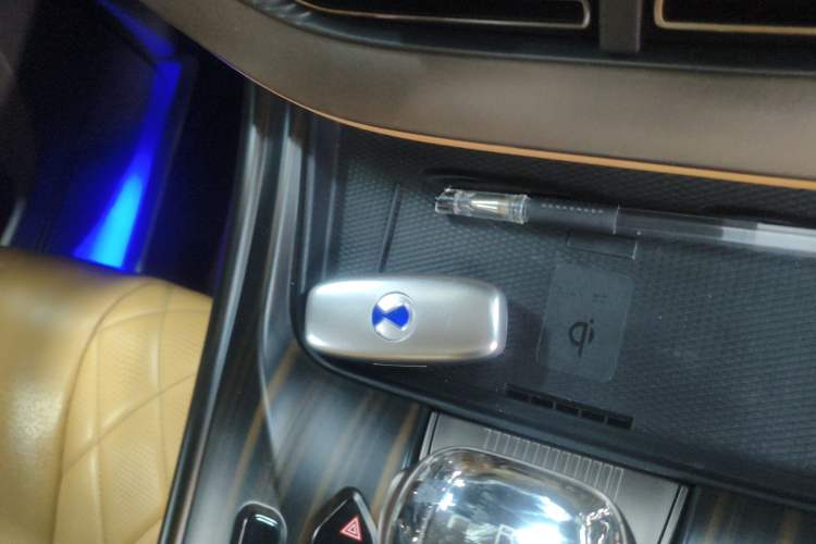 Used Denza D9 2022 DM-i 1040 Prestige Model Interior 1