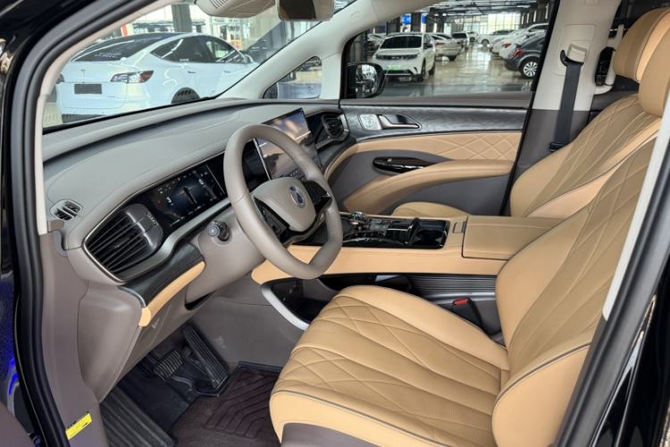 Used Denza D9 2022 DM-i 1040 Prestige Model Interior 1