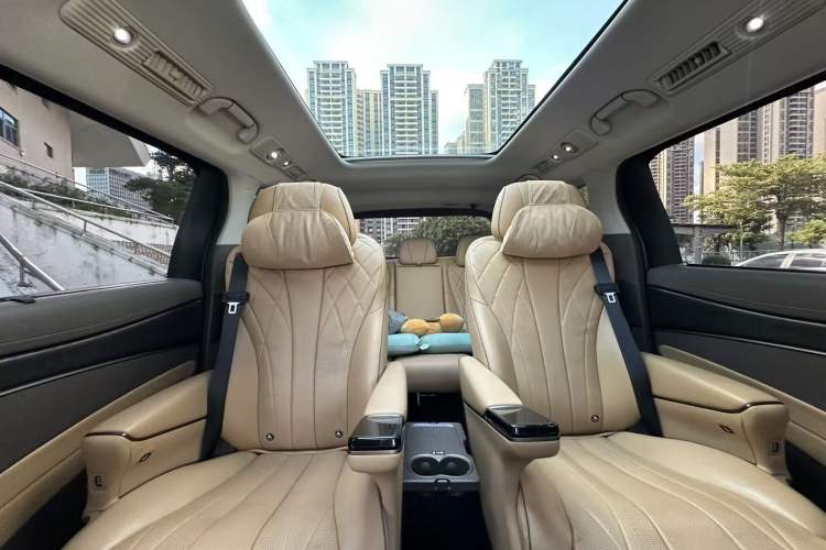 Used Denza D9 2022 DM-i 1040 Prestige Model Interior 2