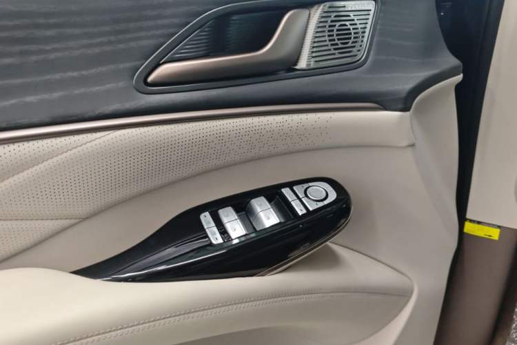 Used Denza D9 2022 DM-i 970 Four-Wheel Drive Flagship Model Interior 2