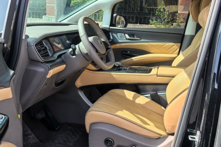 Used Denza D9 2022 DM-i 970 Four-Wheel Drive Prestige Model Interior 2