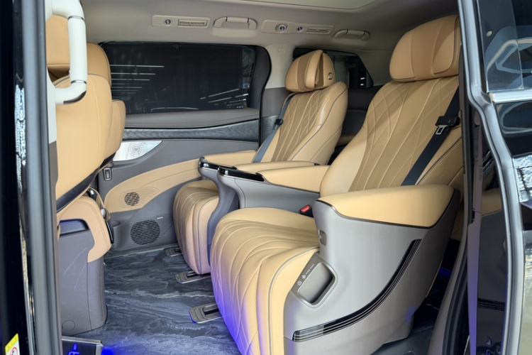 Used Denza D9 2022 DM-i 1040 Prestige Model Interior 2