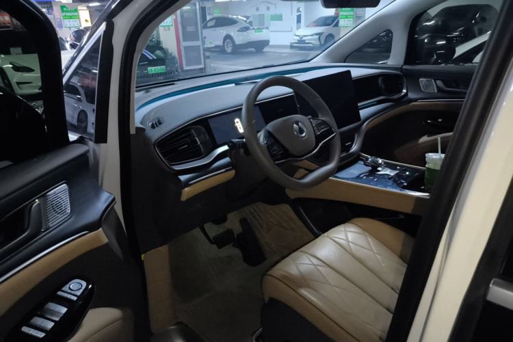 Used Denza D9 2022 EV 600 Four-Wheel Drive Prestige Model Interior 3