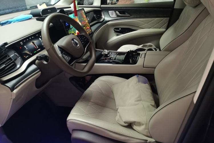 Used Denza D9 2022 DM-i 1040 Prestige Model Interior 3