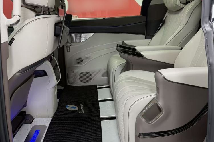 Used Denza D9 2022 DM-i 970 Four-Wheel Drive Flagship Model Interior 3