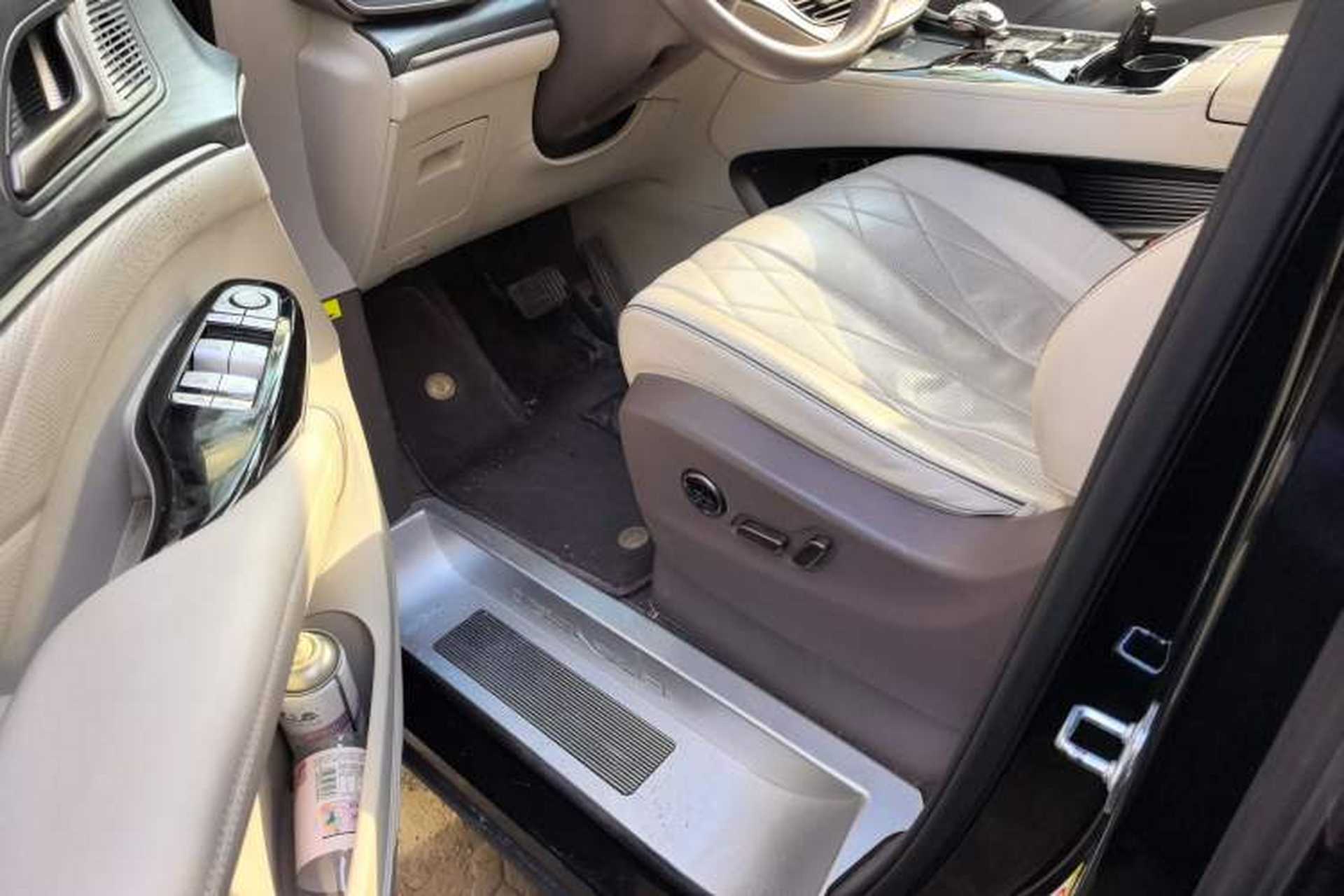 Used Denza D9 2022 DM-i 1040 Prestige Model Interior 3