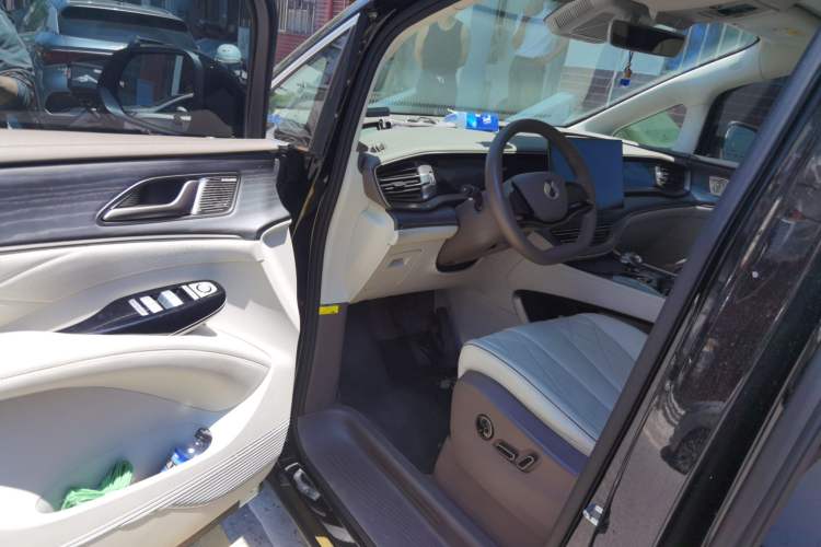 Used Denza D9 2022 DM-i 970 Four-Wheel Drive Flagship Model Interior 3