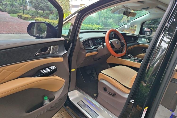 Used Denza D9 2022 DM-i 1040 Prestige Model Interior 3