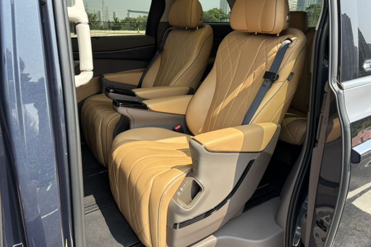 Used Denza D9 2022 DM-i 1040 Prestige Model Interior 3