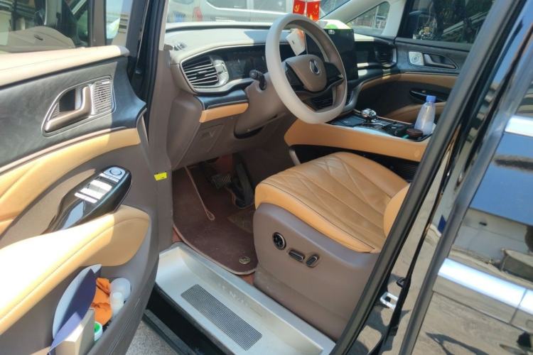 Used Denza D9 2022 DM-i 1040 Prestige Model Interior 3