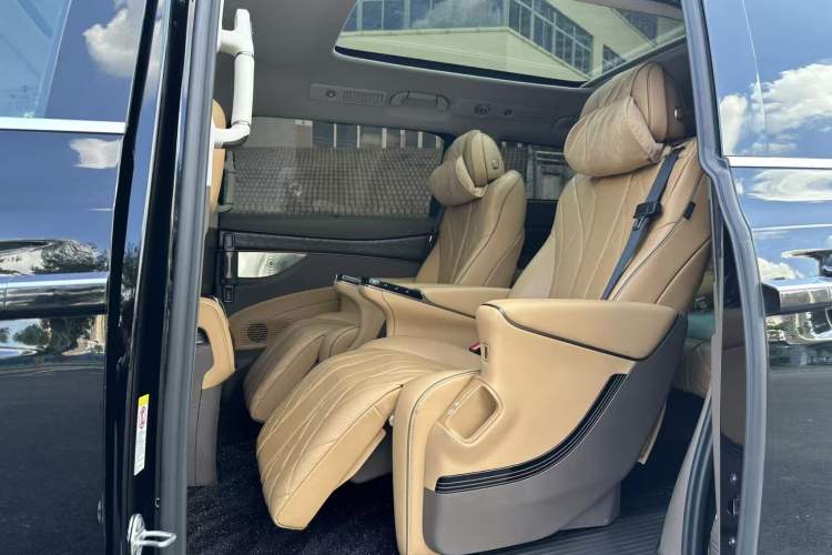 Used Denza D9 2022 DM-i 1040 Prestige Model Interior 3