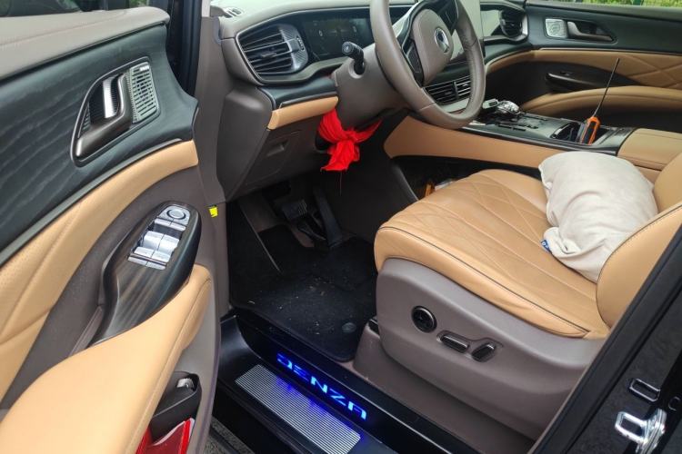 Used Denza D9 2022 DM-i 970 Four-Wheel Drive Prestige Model Interior 3