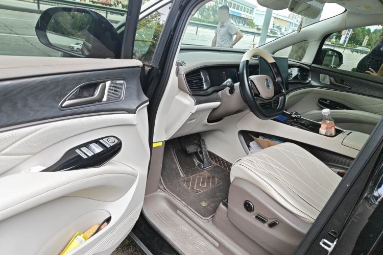 Used Denza D9 2022 DM-i 1040 Prestige Model Interior 3