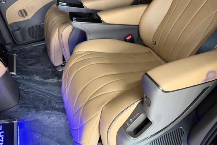 Used Denza D9 2022 DM-i 1040 Prestige Model Interior 3
