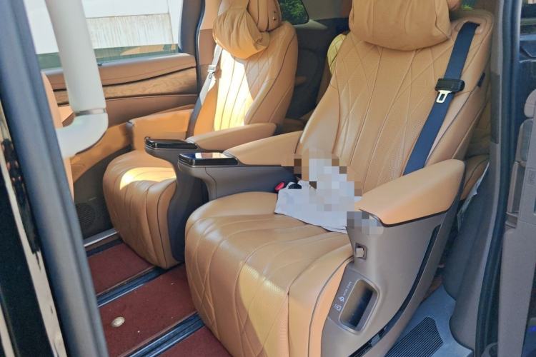 Used Denza D9 2022 DM-i 1040 Prestige Model Interior 4